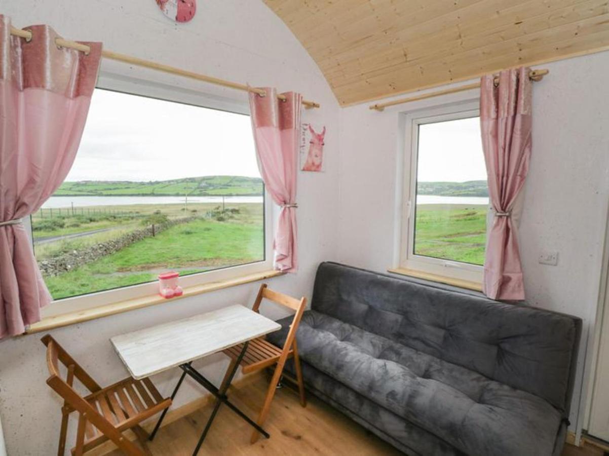 The Beautiful Lazy Llama Shepherd Hut Farm Stay Балишанън Екстериор снимка